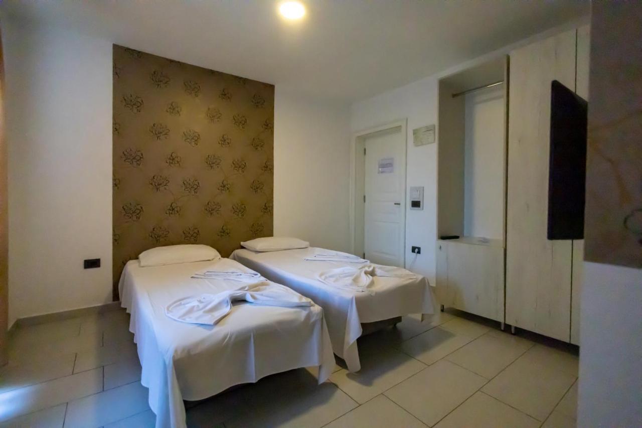 Metropolis Palace Hotel 3*