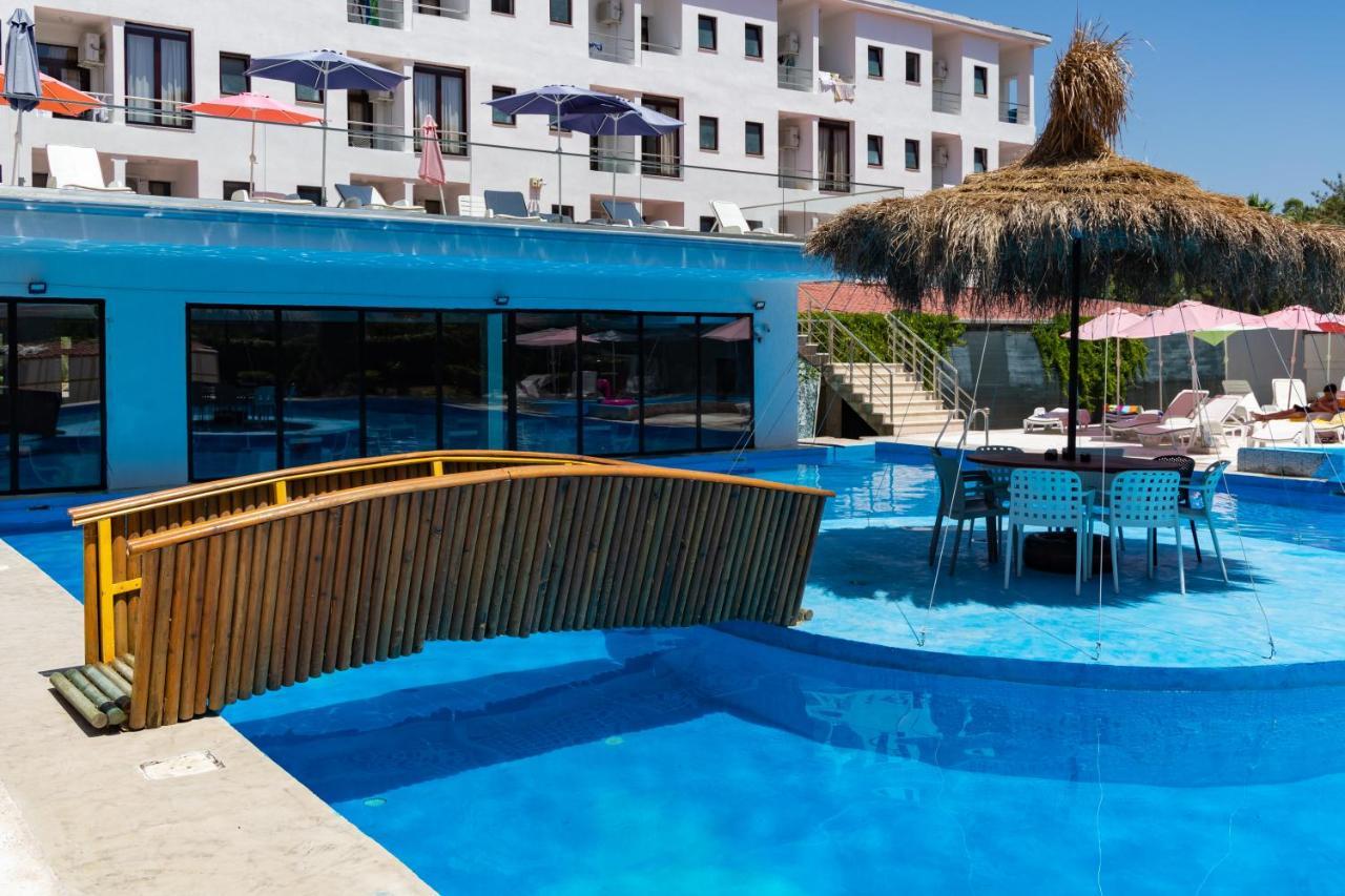 Metropolis Palace Hotel