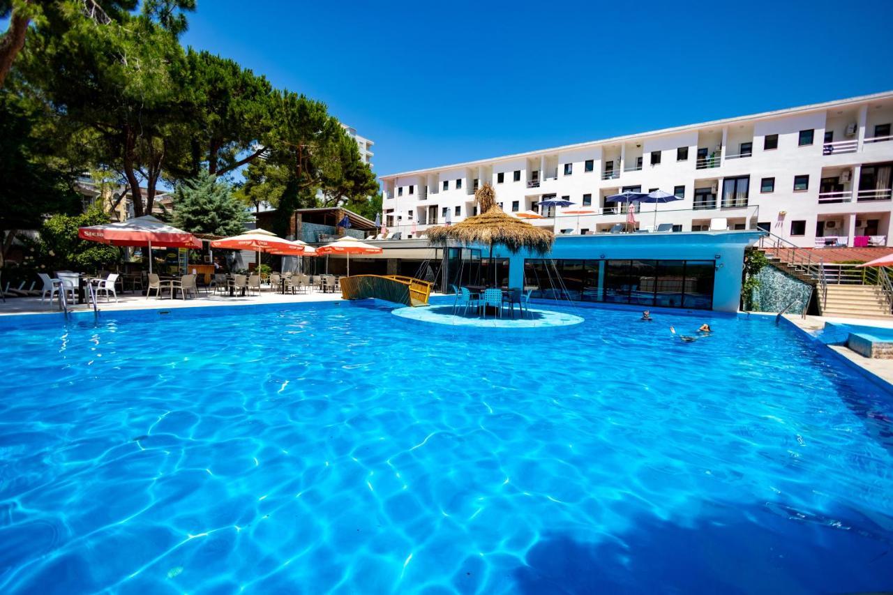 Metropolis Palace Hotel