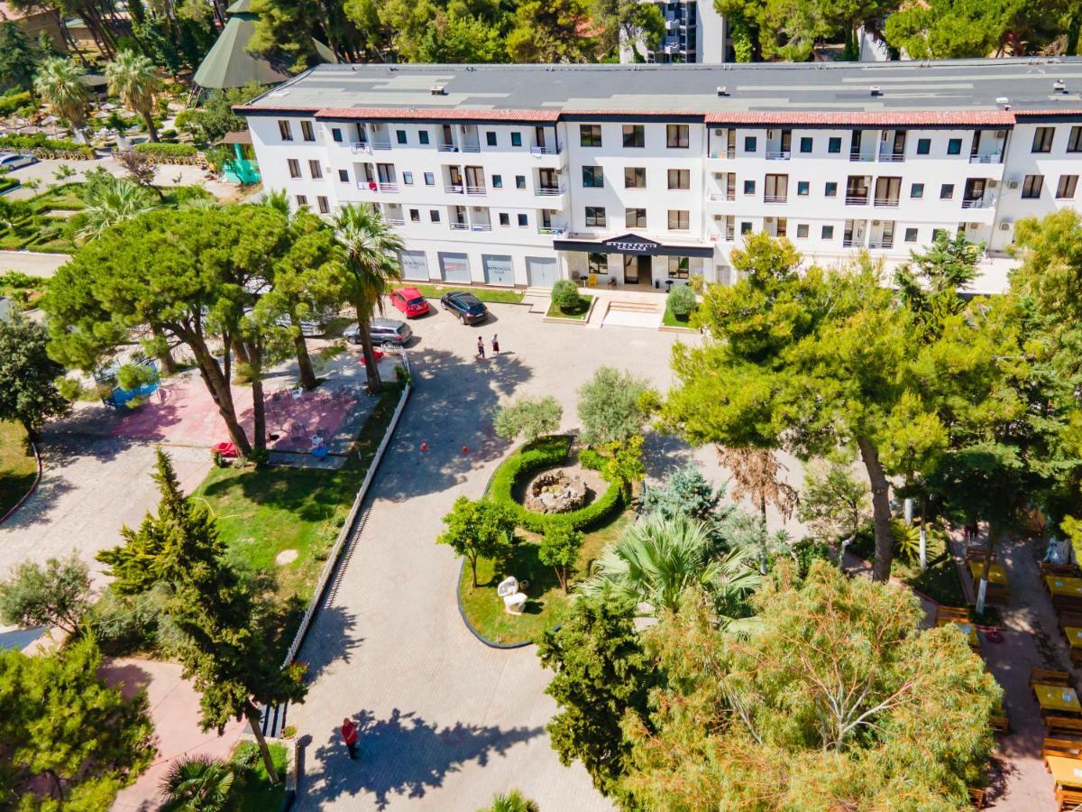 Metropolis Palace Hotel