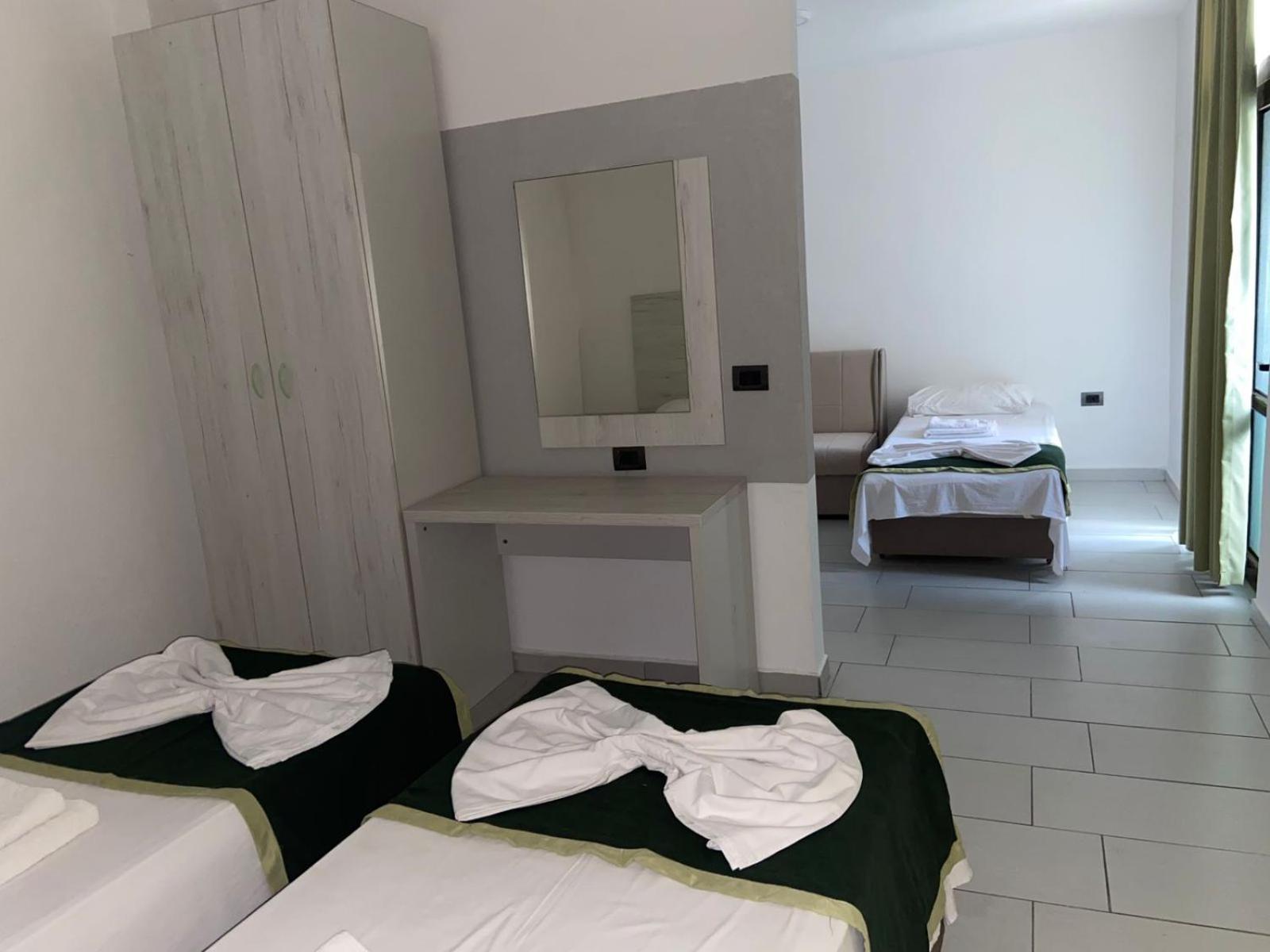 Metropolis Palace Hotel