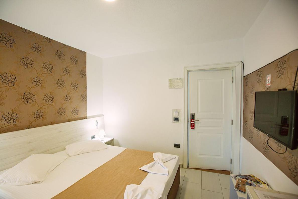 Metropolis Palace 3* Durres